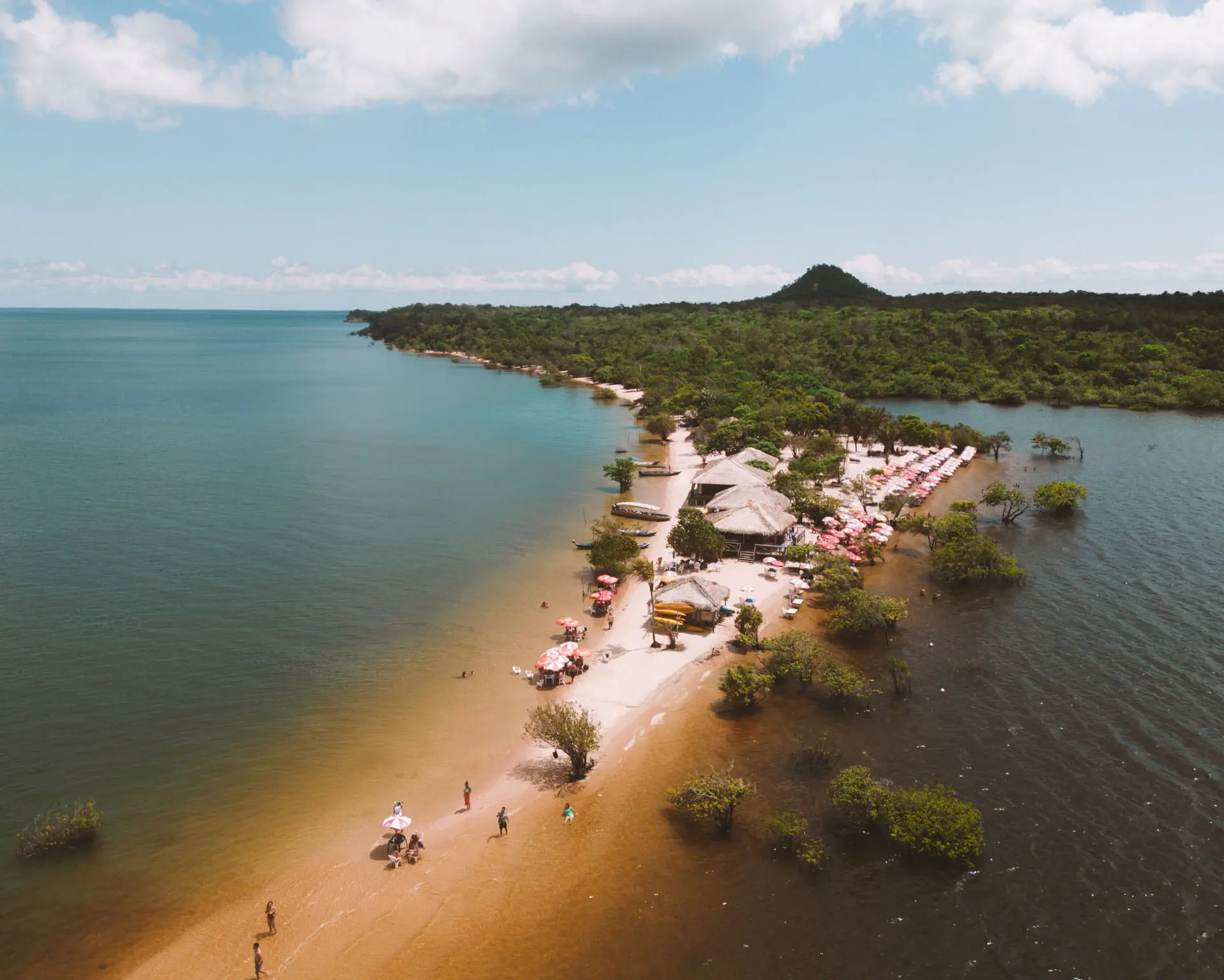 Vista aérea da península de areia de Alter do Chão, com palhoças e o morro ao fundo