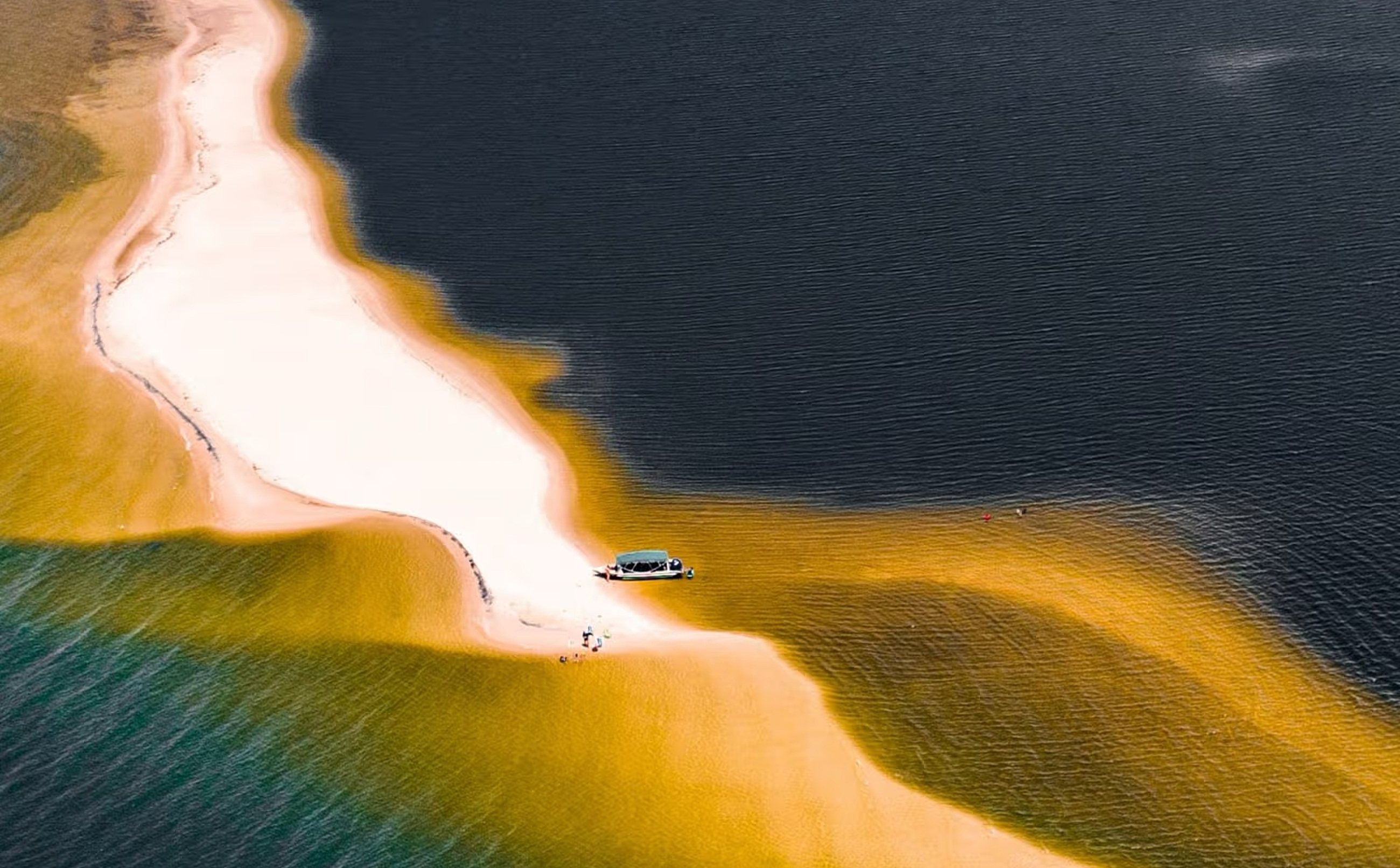 Vista aérea dos bancos de areia de Alter do Chão no rio Tapajós