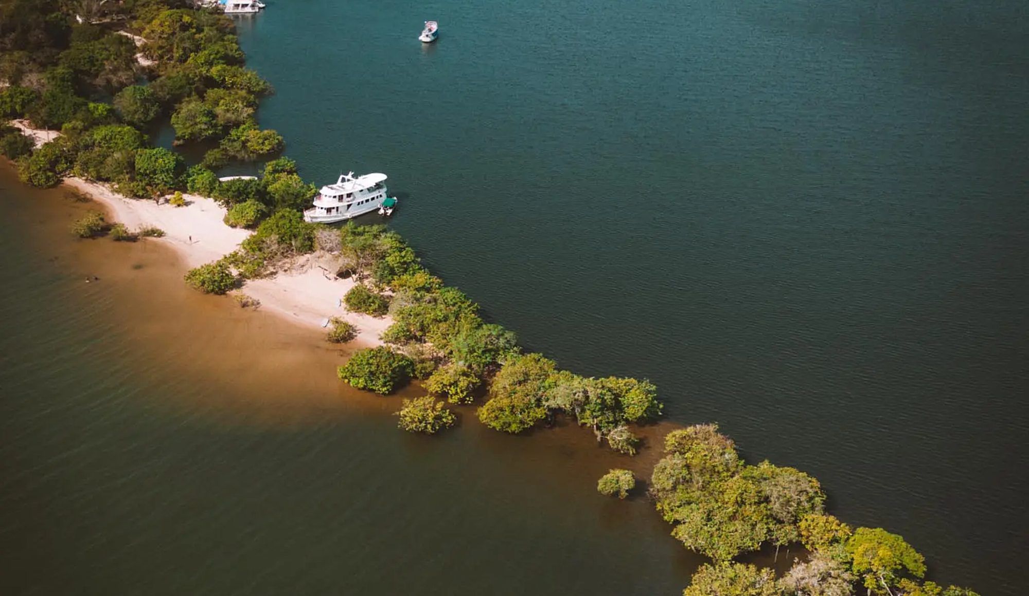 Vista aérea do Lago Preto, barco ancorado junto à ponta de areia